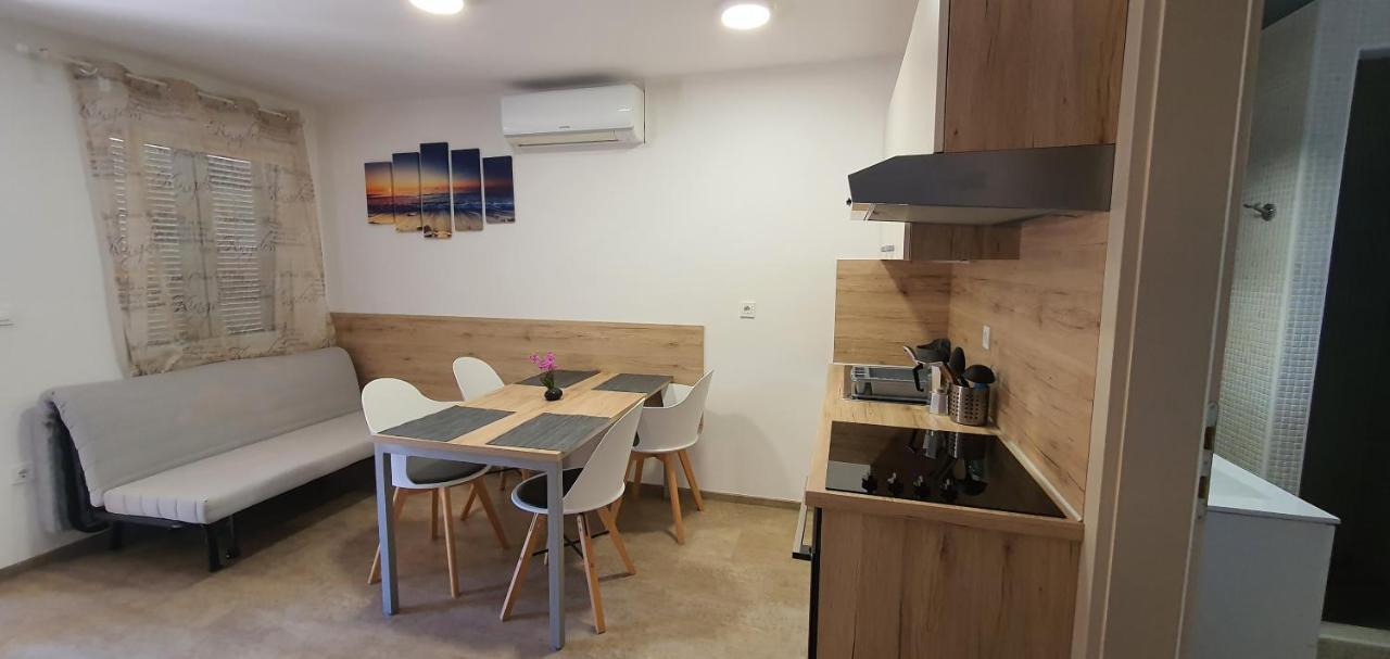Bungalow Comfort 100 M From The Beach Premantura Esterno foto