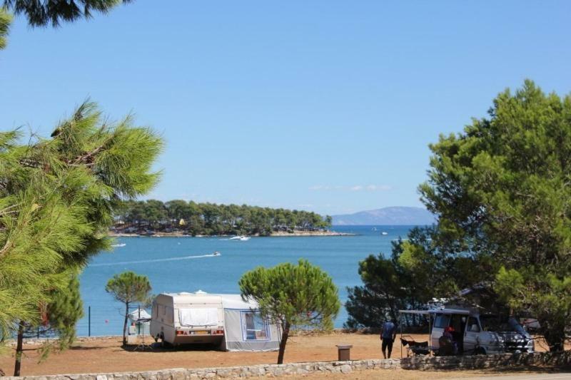 Bungalow Comfort 100 M From The Beach Premantura Esterno foto