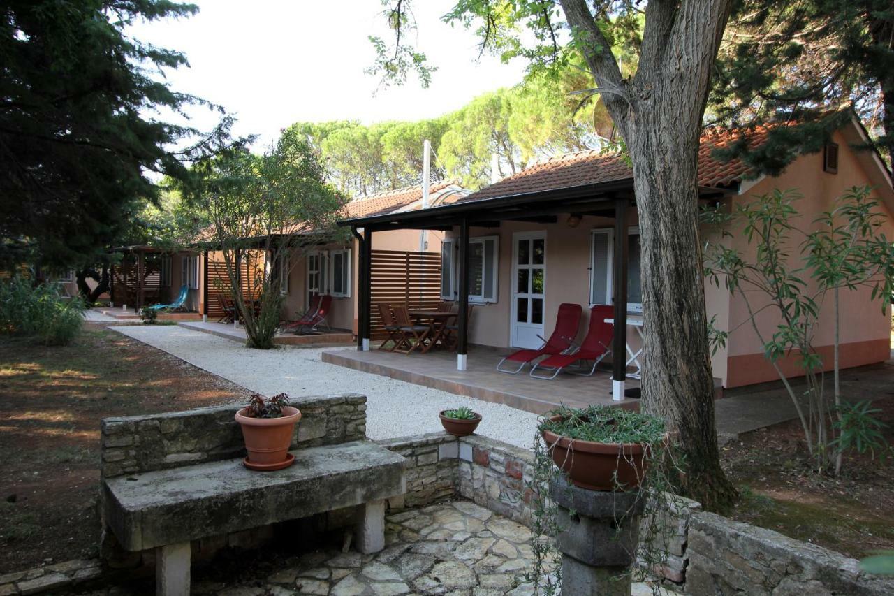 Bungalow Comfort 100 M From The Beach Premantura Esterno foto