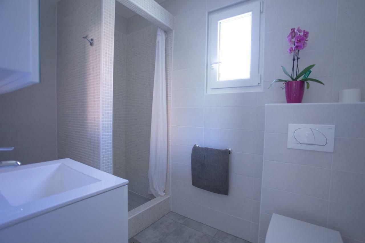 Bungalow Comfort 100 M From The Beach Premantura Esterno foto